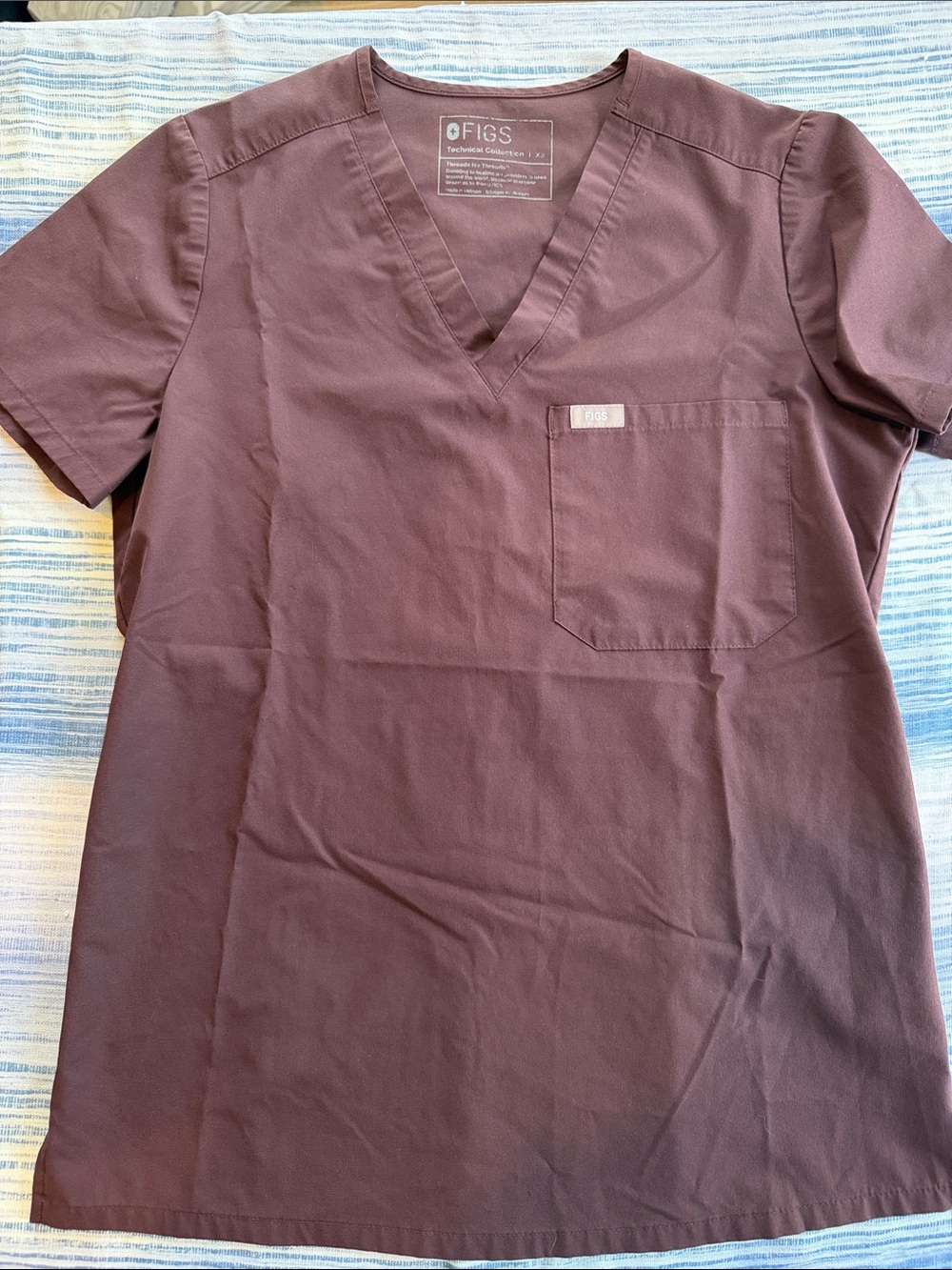 Figs Casma V‑Neck Scrub Top in light plum XS